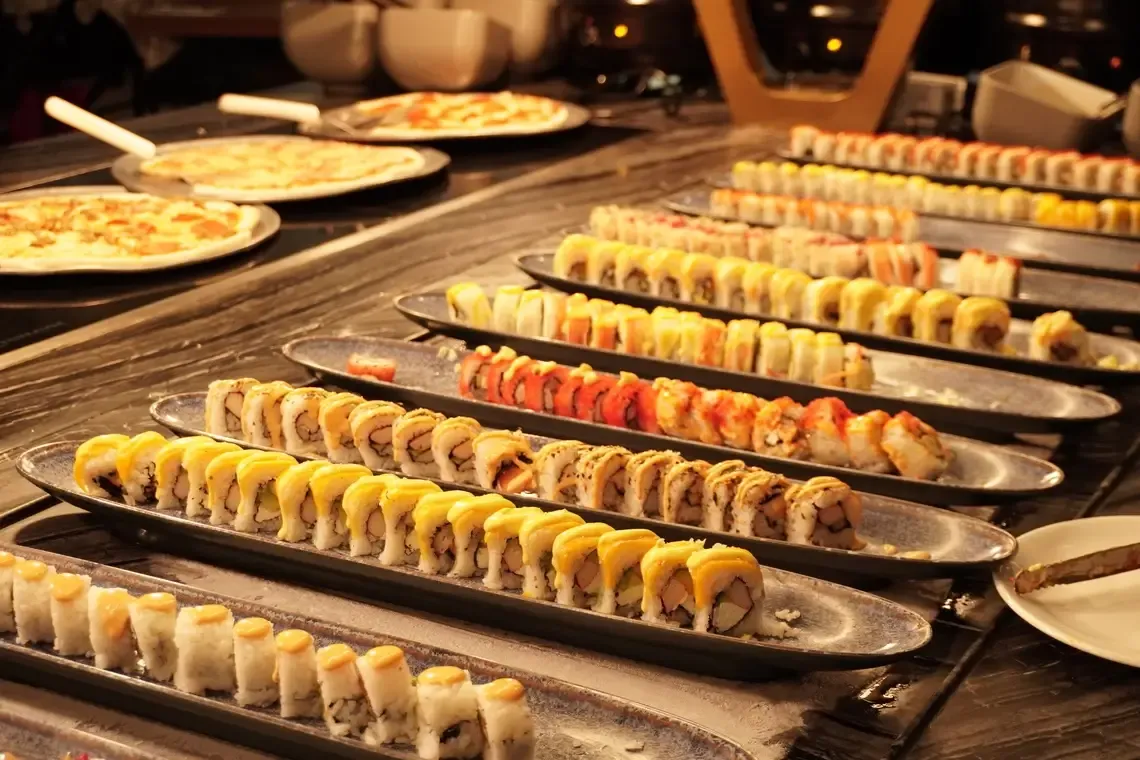 Barra de sushi del buffet Wok Garden